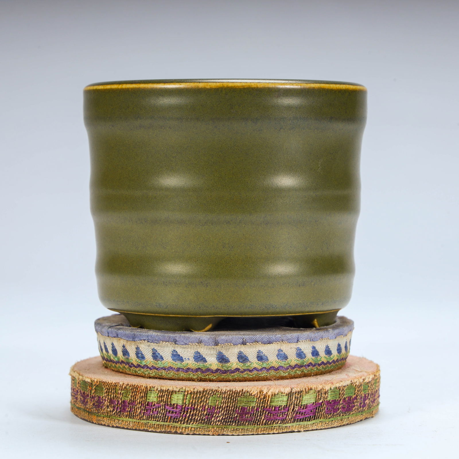 A tea powder glazed bamboo joint-shaped incense burner from the Qing Dynasty: Qing Dynasty tea powder glazed bamboo joint-shaped incense burner Size: H:7cm L: 8cm W:8cm W:297g (The Dimensions Of All Batches Are Manually Measured.If You Need More Detailed Information, Please Con