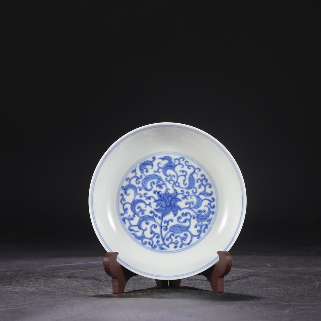 A blue and white entwined flower pattern plate made in the Chenghua year of the Ming Dynasty: The blue and white entwined flower pattern plate of the Ming Dynasty Chenghua year Size:H:4cm D:16.5cm (The Dimensions Of All Batches Are Manually Measured.If You Need More Detailed Information, Pleas