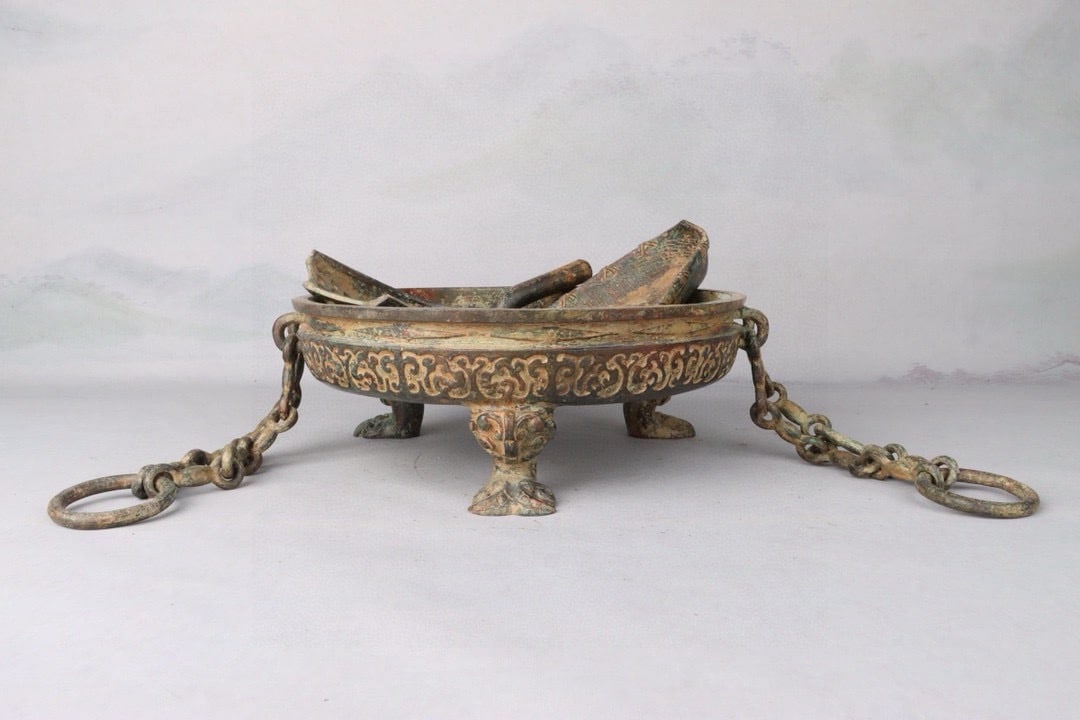 A bronze Zeng Houyi carbon furnace from the Warring States period: Bronze Zeng Houyi carbon furnace in the Warring States period W:3750g L:60cm H:9cm (The Dimensions Of All Batches Are Manually Measured.If You Need More Detailed Information, Please Contact Our Custom