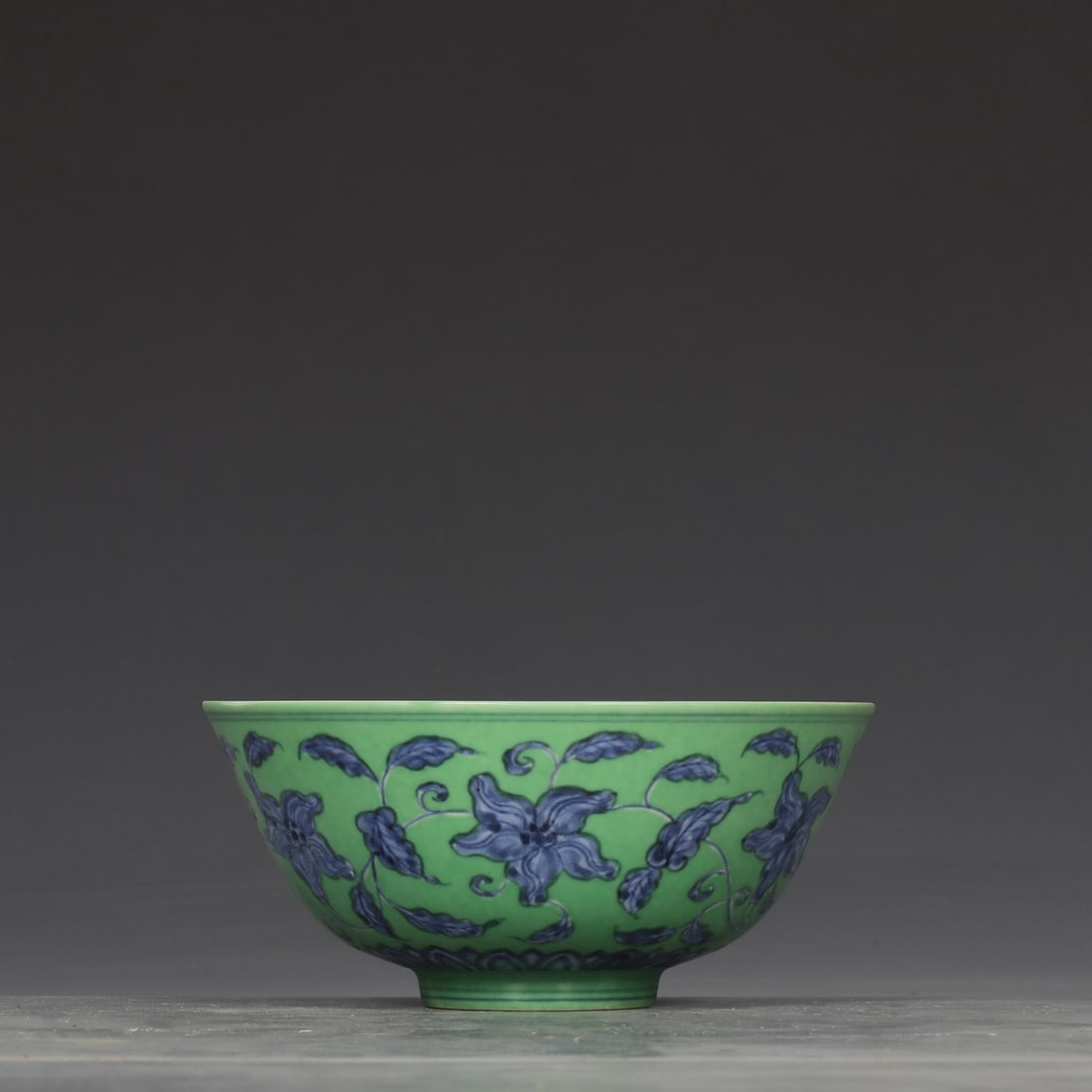 A green blue and white entwined flower pattern bowl made in the Chenghua year of the Ming Dynasty (1 of 9)