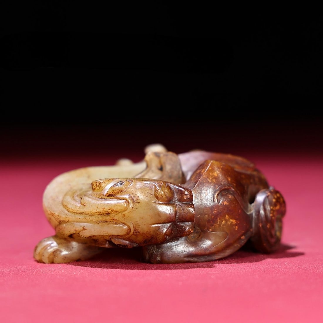 A beautiful Hetian jade birth pit full of Qinrui beasts (1 of 9)