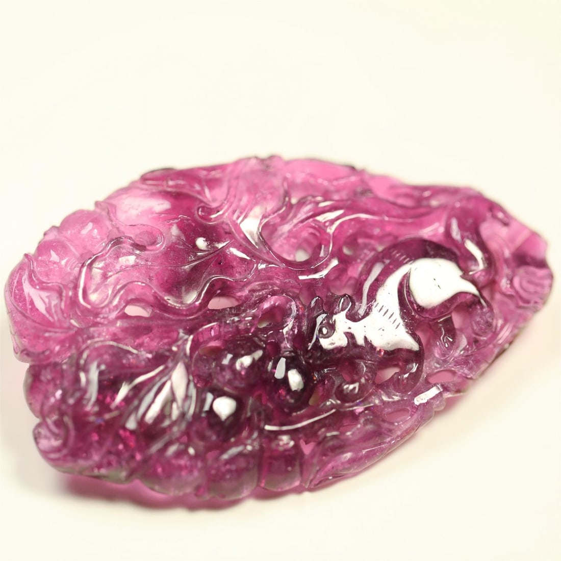 A beautiful rubellite large flower squirrel grape pattern: Exquisite rubellite large flower squirrel grape pattern Size:6.36×3.95×0.66cm W:27g (The Dimensions Of All Batches Are Manually Measured.If You Need More Detailed Information, Please Contact Our Cus