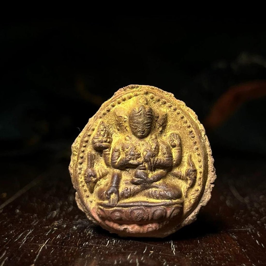 A Sakya style of the Qing Dynasty is painted and rubbed with the old painting of the Buddha Mother: The Sakya style of the Qing Dynasty is better than the old painting of the Buddha Mother Size:H:?3cm (The Dimensions Of All Batches Are Manually Measured.If You Need More Detailed Information, Please