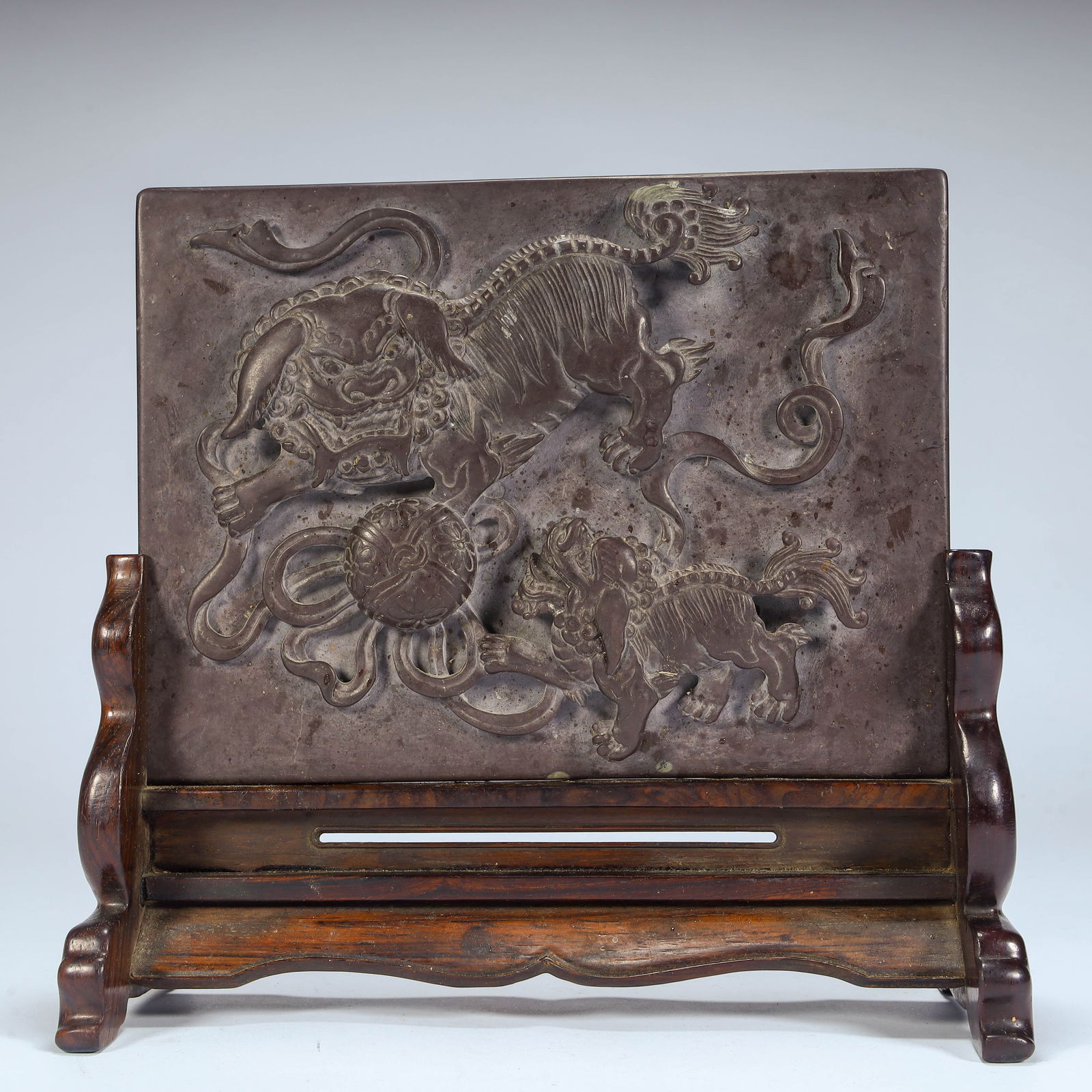 A Qing Dynasty stone carving Taishi and Young Lion pattern inkstone screen: Qing Dynasty Qiyang stone carving Taishi and Young Lion pattern inkstone screen Size: H:20cm L: 22cm W:9cm W:979g (The Dimensions Of All Batches Are Manually Measured.If You Need More Detailed Informa