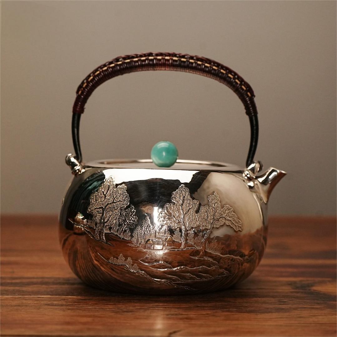A fine Japanese silver pot: Exquisite Japanese silver pot Size:16×17cm W:559g (The Dimensions Of All Batches Are Manually Measured.If You Need More Detailed Information, Please Contact Our Customer Service
