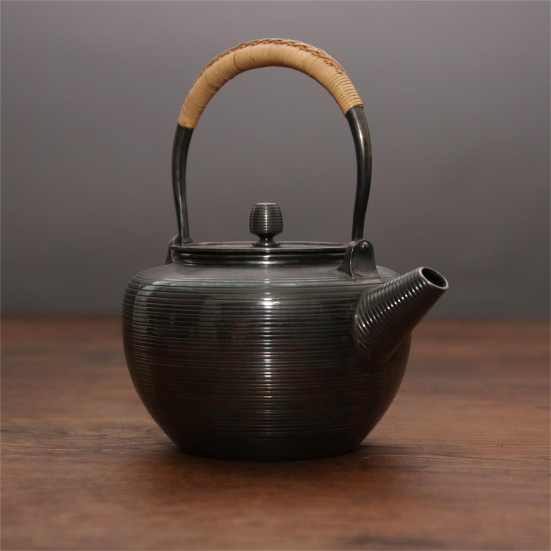 A fine Japanese silver pot: Exquisite Japanese silver pot Size:16×17cm W:454g (The Dimensions Of All Batches Are Manually Measured.If You Need More Detailed Information, Please Contact Our Customer Service