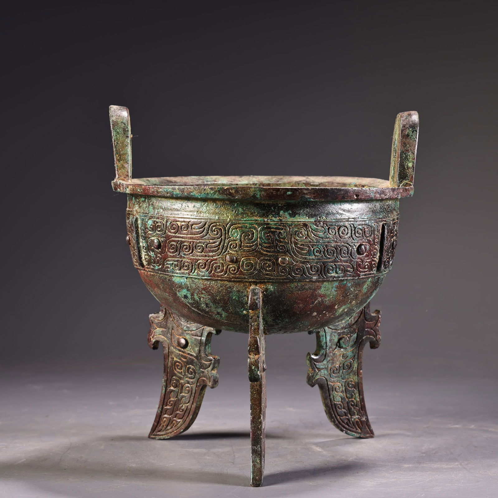 A fine bronze three-legged cauldron (1 of 11)