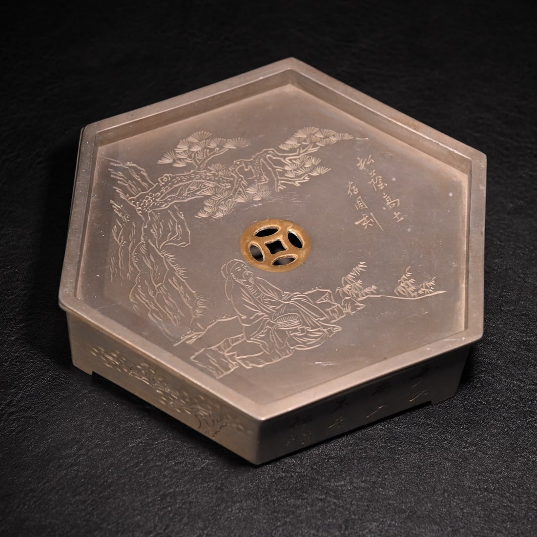 A tin-gilt engraved pine shade Coats six-sided tea tray of the Taichang in the Qing Dynasty: The tin-gilt gold-carved pine shade of the Qing Dynasty Taichang hexagonal tea tray L:20cm W:18cm H:4.5cm (The Dimensions Of All Batches Are Manually Measured.If You Need More Detailed Information, Pl