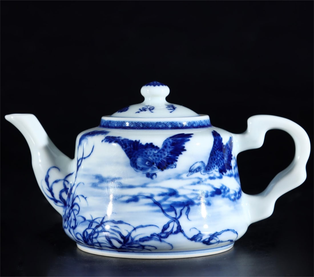 A blue and white flower and bird teapot of Wang Bu during the Republic of China: Wang Bu's blue and white flower and bird teapot during the Republic of China Size:H:9cm Belly diameter:9.8cm Calibre:5.8cm (The Dimensions Of All Batches Are Manually Measured.If You Need More Detaile
