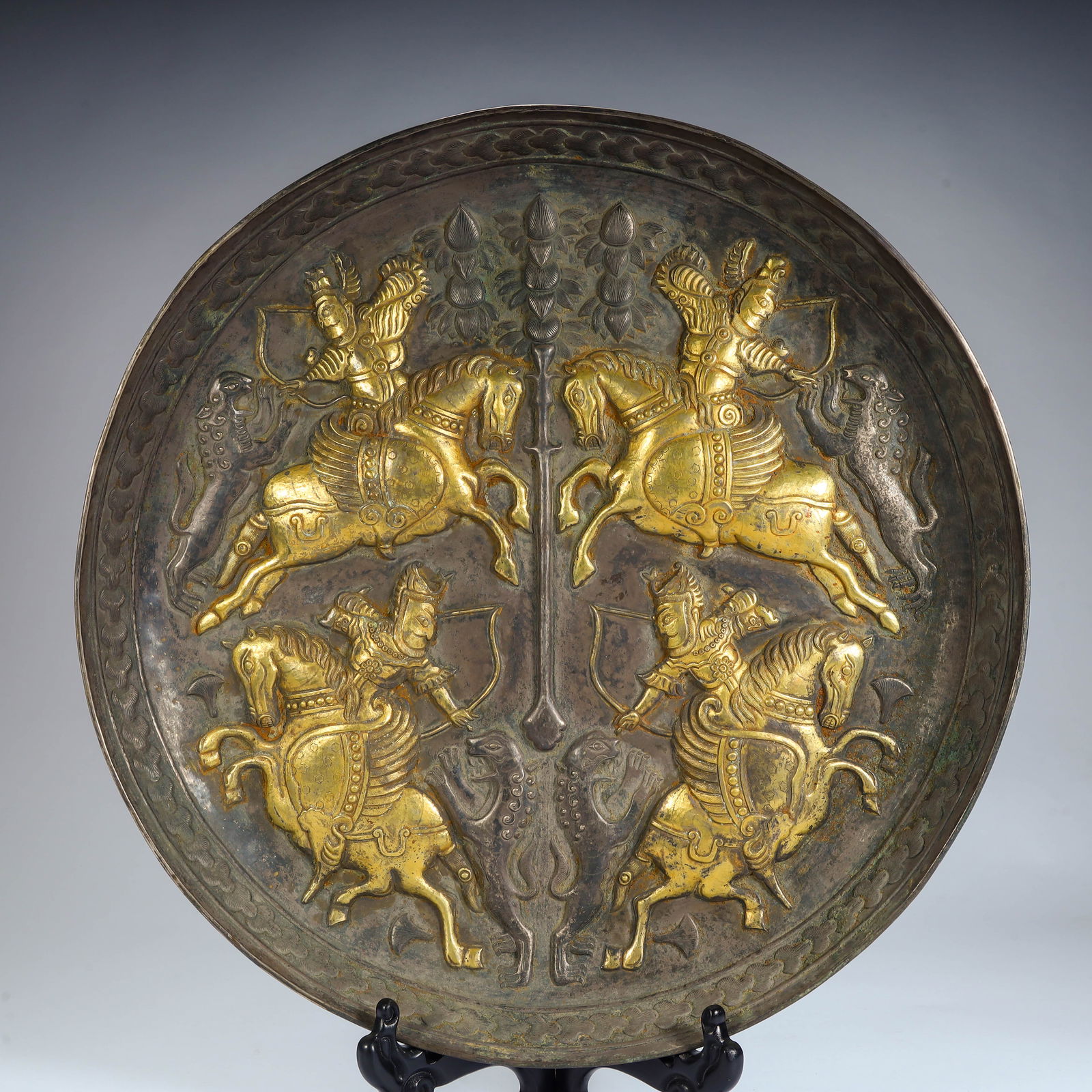 A silver-gilt hunting pattern plate from the Qing Dynasty (1 of 14)