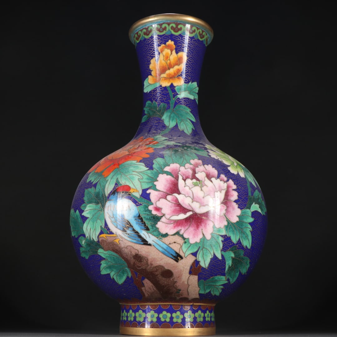 A pair of copper-gilt cloisonn é enamel flowers from the Qing Dynasty bloomed in wealth bottles: The copper gilt cloisonné enamel flowers of the Qing Dynasty bloomed in a wealthy vase Size:H:31.5cm W:17cm W:1135.4g (The Dimensions Of All Batches Are Manually Measured.If You Need More Detailed In