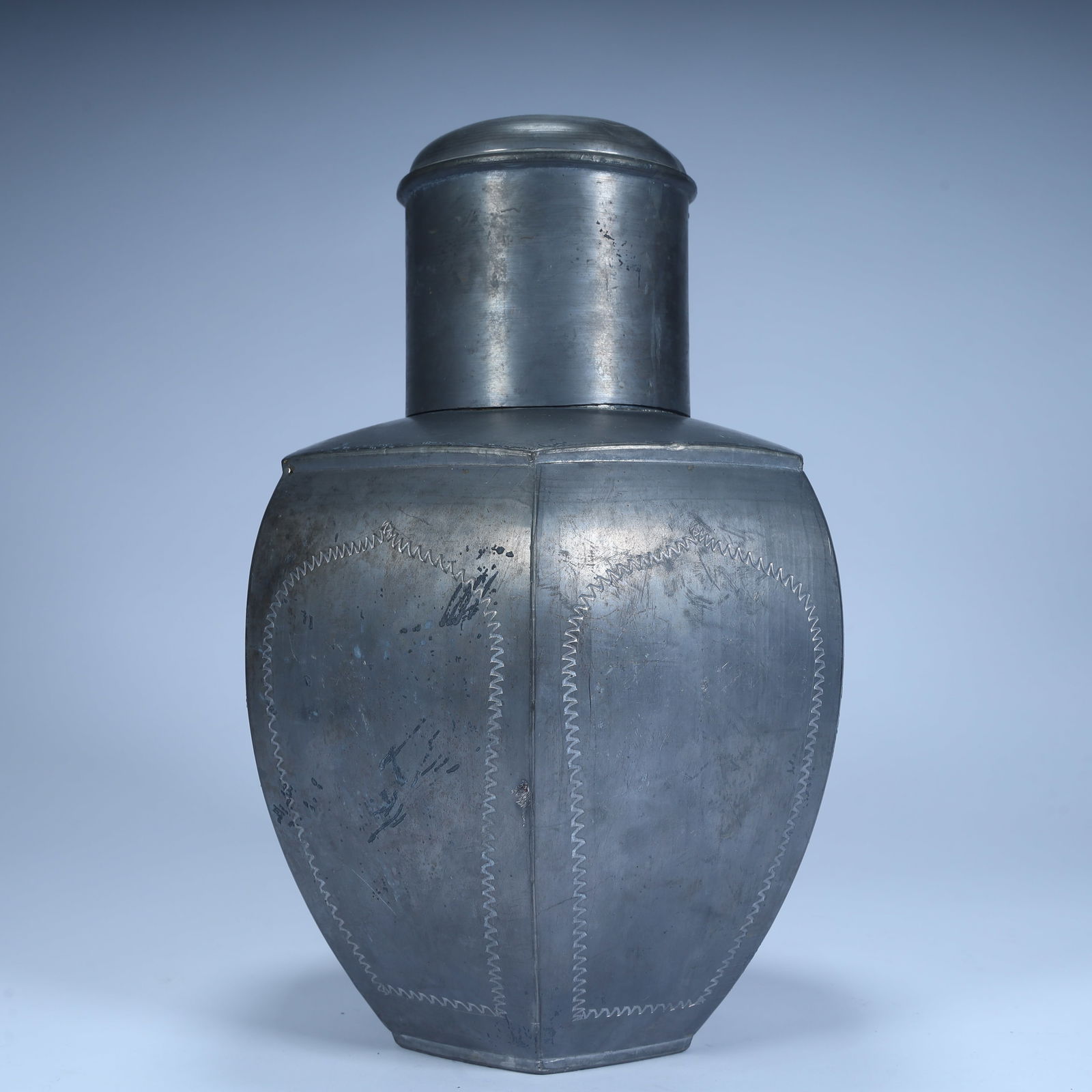 A pair of tin hexagonal lid jars from the Qing Dynasty (1 of 7)