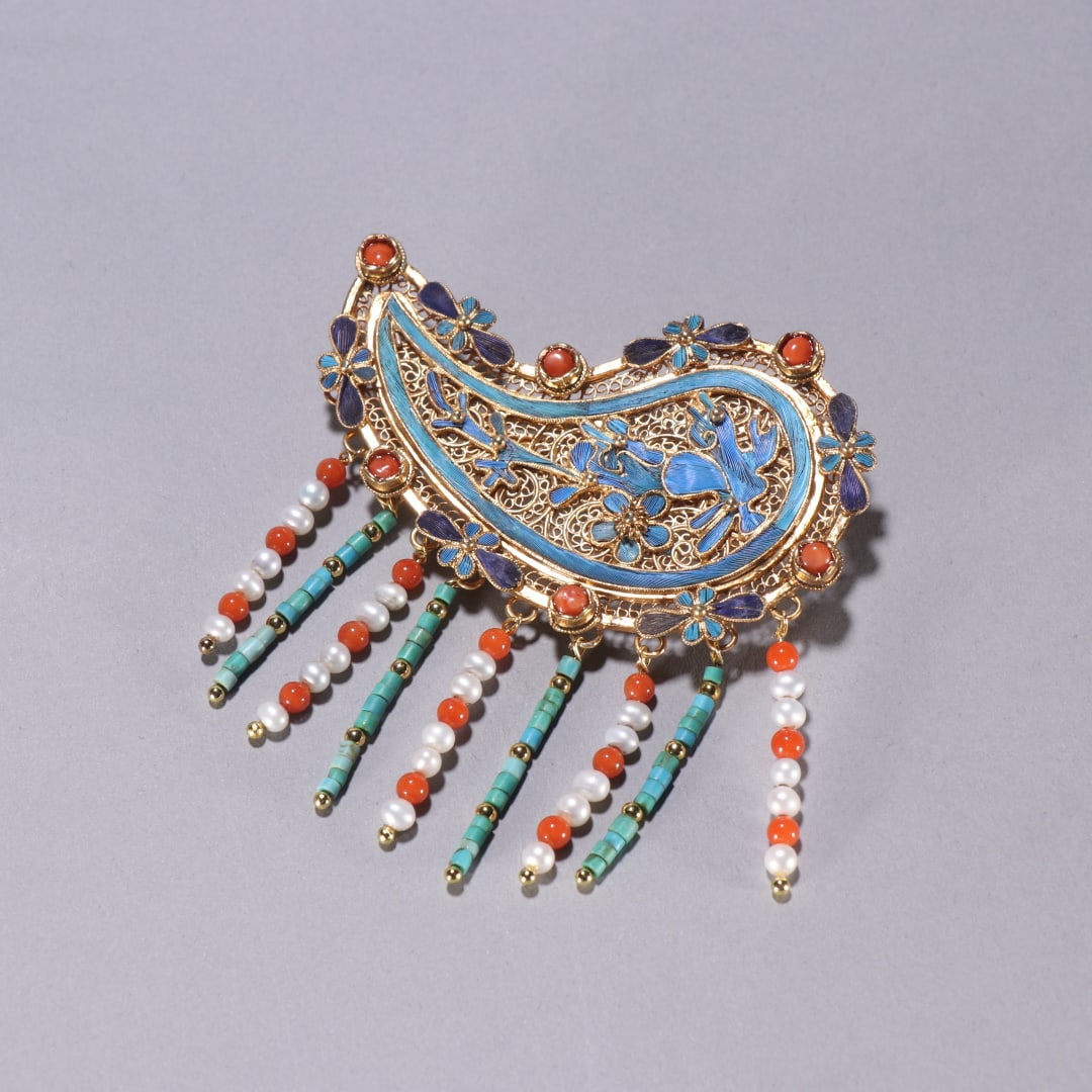 A silver gilt dotted emerald pattern brooch from the Qing Dynasty: Qing Dynasty silver-gilt dotted emerald pattern brooch Size:W:5.4×6.7cm W:24.7g (The Dimensions Of All Batches Are Manually Measured.If You Need More Detailed Information, Please Contact Our Customer