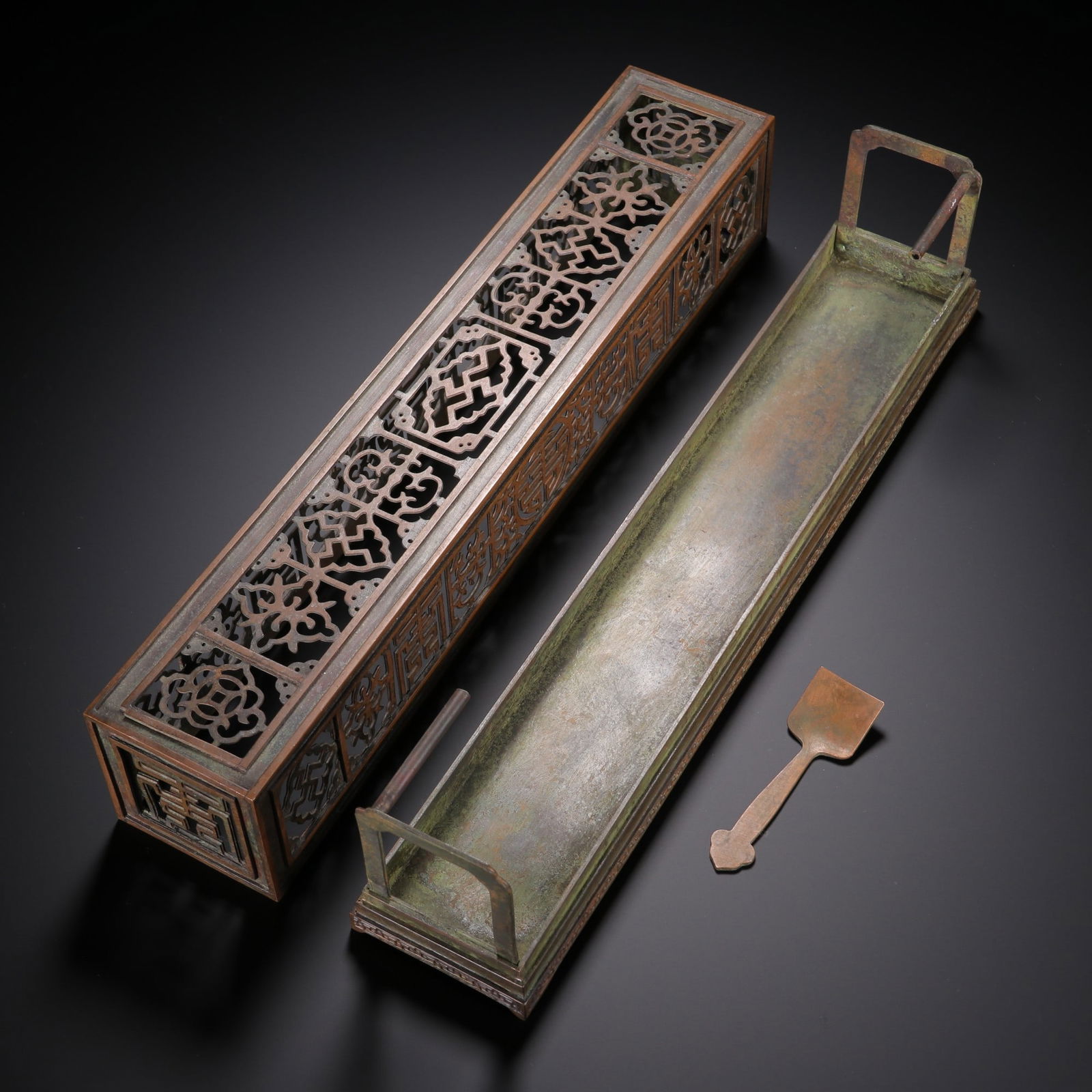 A copper tire hollow incense box from the Ming Dynasty (1 of 9)