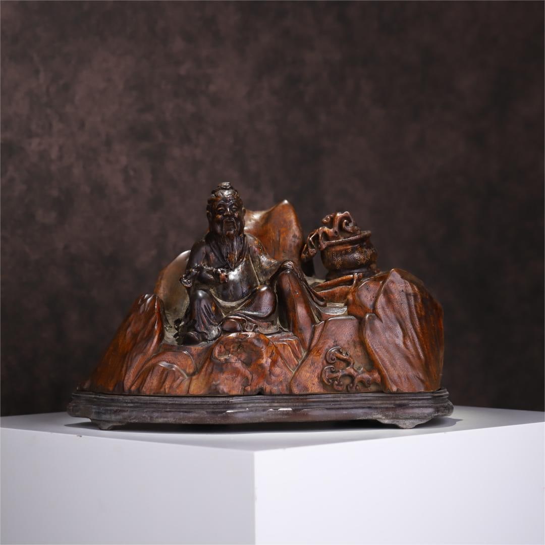 An old agarwood immortal sitting on a rock ornament from the Qing Dynasty: The old agarwood immortal sitting on the rock ornament of the Qing Dynasty Size:8x30x19.5cm W:872.3g (The Dimensions Of All Batches Are Manually Measured.If You Need More Detailed Information, Please