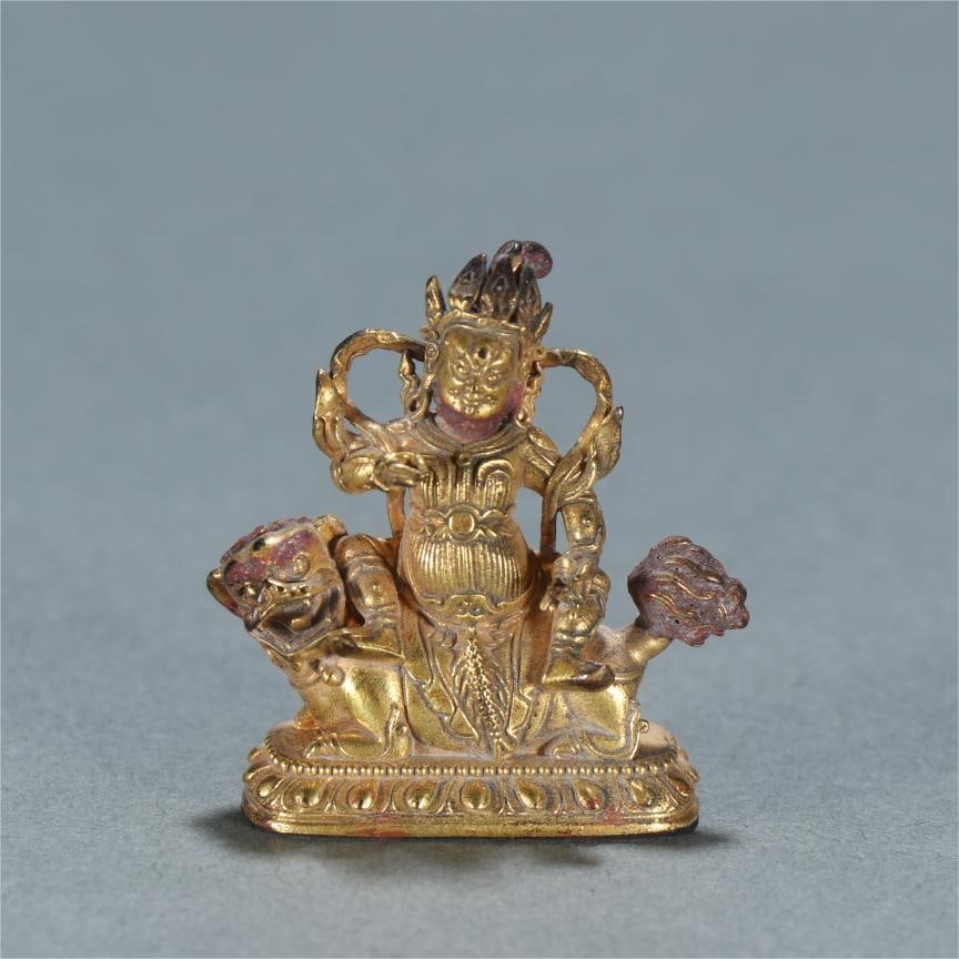 A beautiful copper-gilt treasure King of Heavenly Inch Buddha: Exquisite copper gilt treasure King Inch Buddha Size:H:3.4cm W:3.2cm W:20g (The Dimensions Of All Batches Are Manually Measured.If You Need More Detailed Information, Please Contact Our Customer Servi