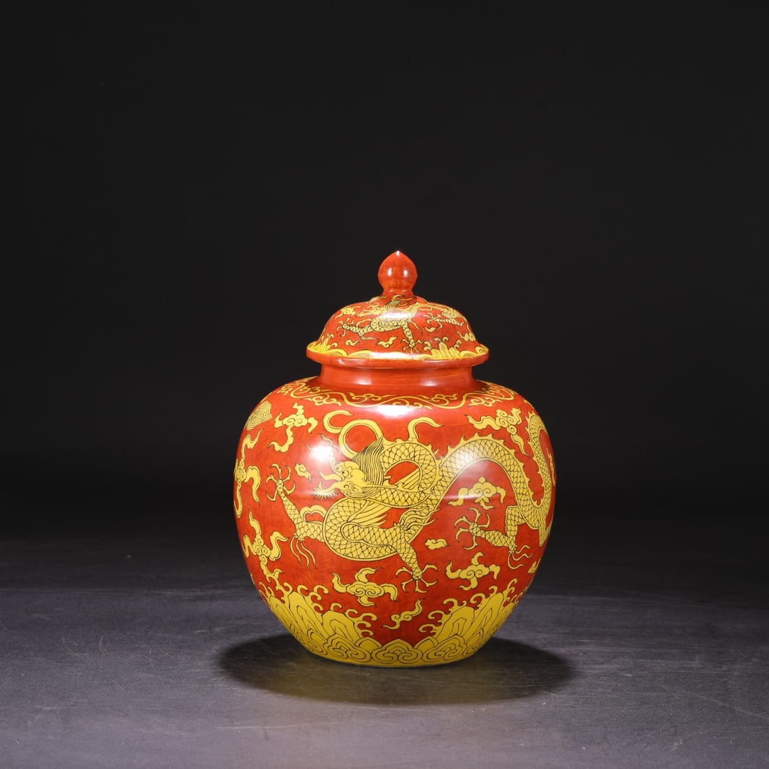 A large lid jar with red ground yellow color seawater cloud dragon pattern made in the Jiajing (1 of 8)