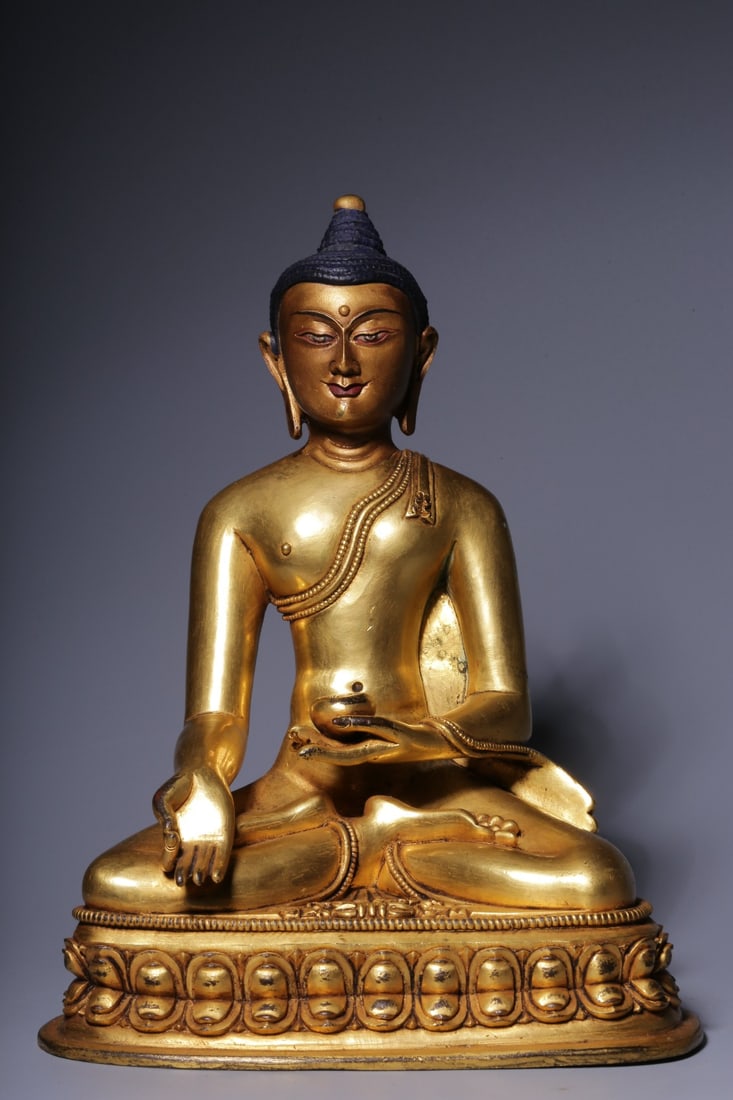 A seated statue of a bronze gilt Buddha from the Qing Dynasty (1 of 10)
