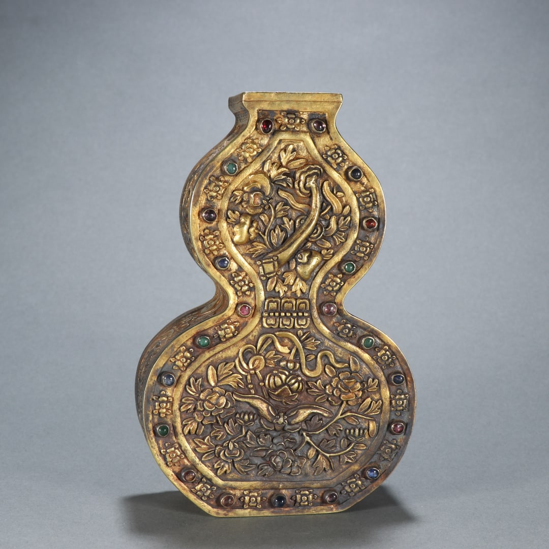 A silver gilt flower butterfly gourd vase from the Qing Dynasty: Qing Dynasty silver gilt flower butterfly gourd bottle Size:H:17.7cm W:11cm W:403.4g (The Dimensions Of All Batches Are Manually Measured.If You Need More Detailed Information, Please Contact Our Cust