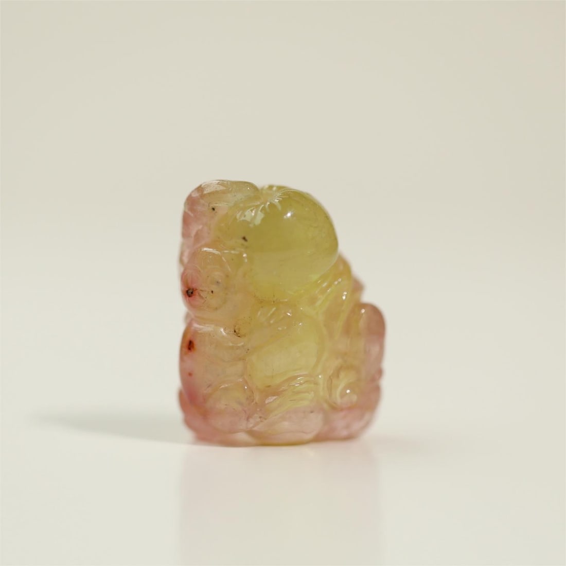 A piece of raw ore glue-free two-color tourmaline spirit monkey in the foreign exchange earning: The raw ore of the foreign exchange earning period is glue-free two-color tourmaline spirit monkey Xianrui Size:2.7x2.22x1.5cm W:15.1g (The Dimensions Of All Batches Are Manually Measured.If You Need