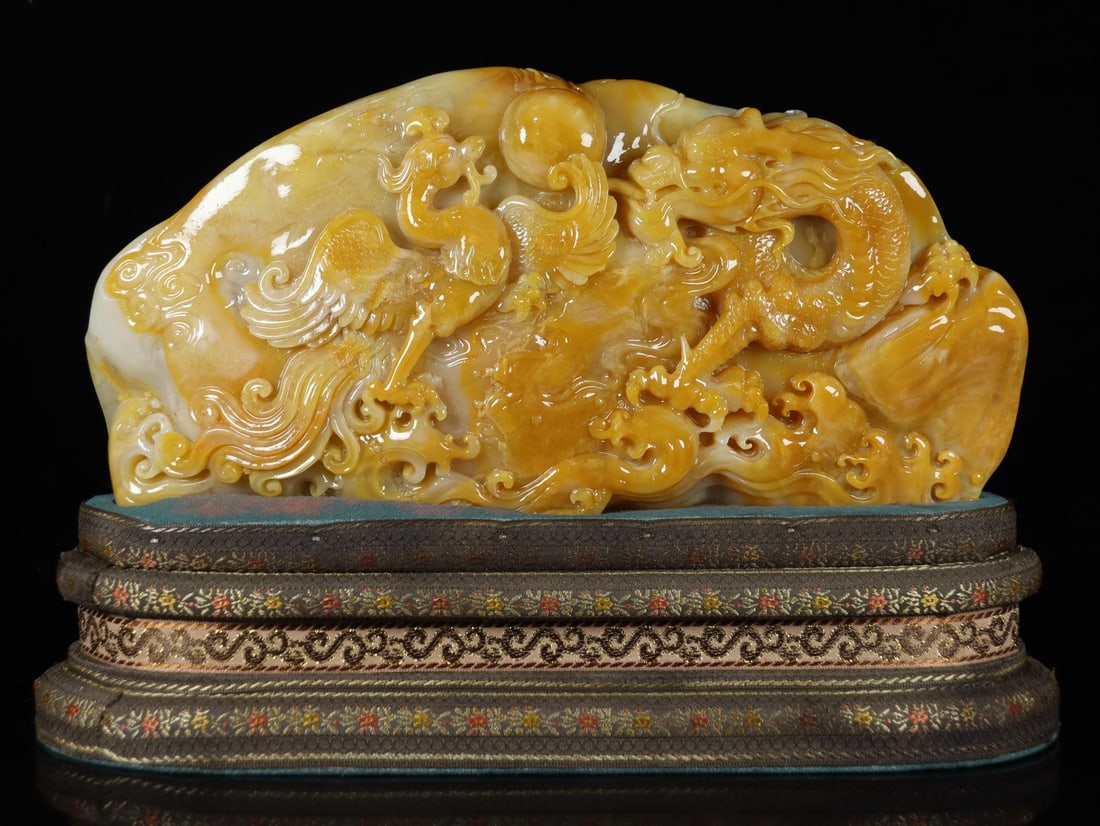 A beautiful Shoushan stone yellow hibiscus stone carved figure dragon and phoenix auspicious: Exquisite Shoushan stone yellow hibiscus stone carved figure dragon and phoenix auspicious ornaments Size:20×30×8cm W:2.02kg (The Dimensions Of All Batches Are Manually Measured.If You Need More Det