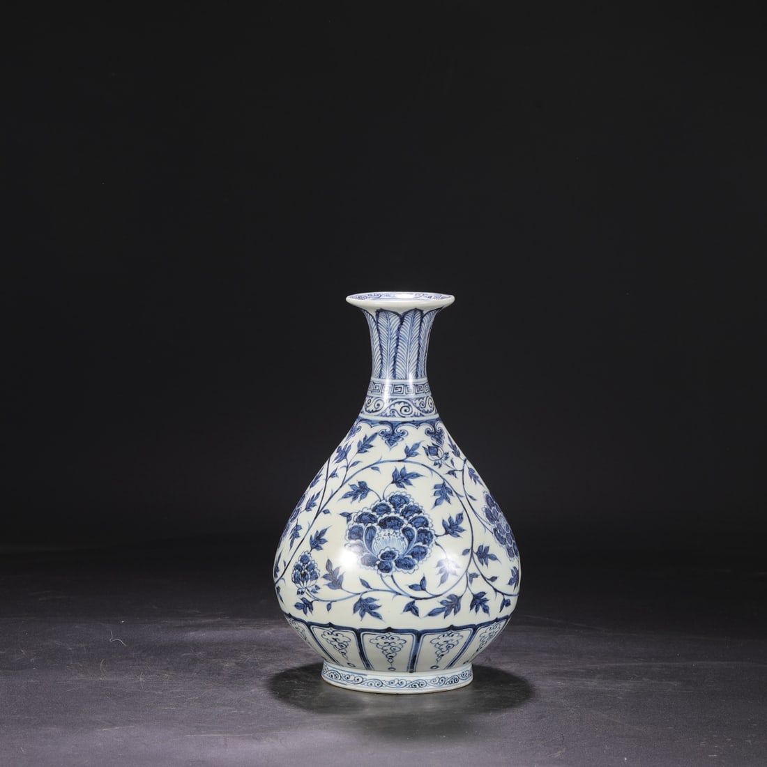 A large jade pot spring vase made in the Hongwu period of the Ming Dynasty: The blue and white entwined peony pattern large jade pot spring vase made in the Hongwu period of the Ming Dynasty Size:H:31.5cm Calibre:8.8cm Belly diameter:18.5cm (The Dimensions Of All Batches Are
