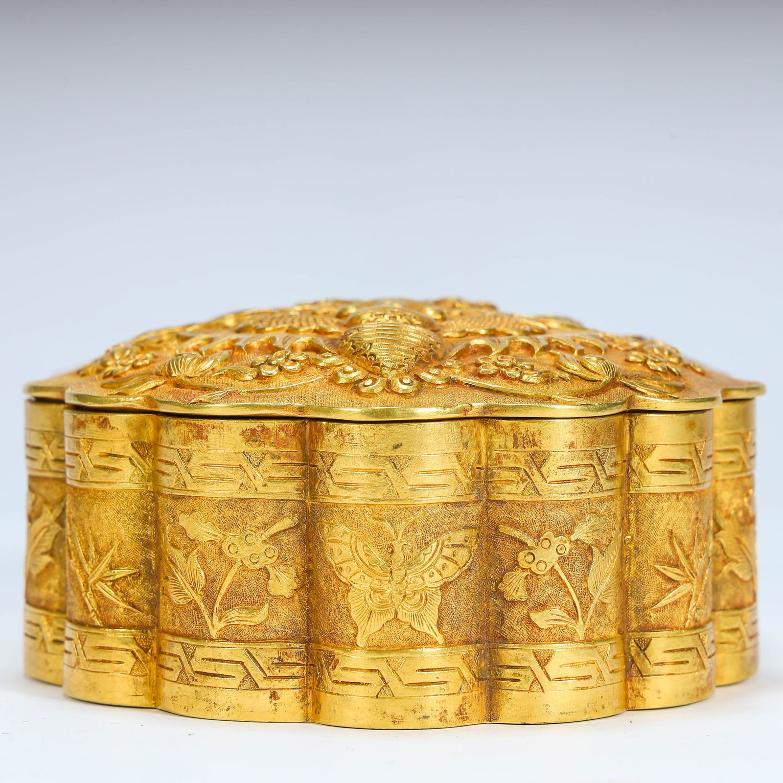 A Qing Dynasty gilt floral butterfly pattern multi-grid box: Qing Dynasty gilt floral butterfly pattern multi-grid box Size: H:6cm L: 15cm W:12cm W:899g (The Dimensions Of All Batches Are Manually Measured.If You Need More Detailed Information, Please Contact O