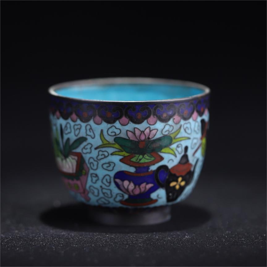 A Qing Dynasty copper tired cloisonn é enamel cloisonn é Bogu pattern teacup: Qing Dynasty copper tire cloisonné enamel cloisonné Bogu pattern teacup Size:H:6.2cm Calibre:7.5cm W:136.3g (The Dimensions Of All Batches Are Manually Measured.If You Need More Detailed Information