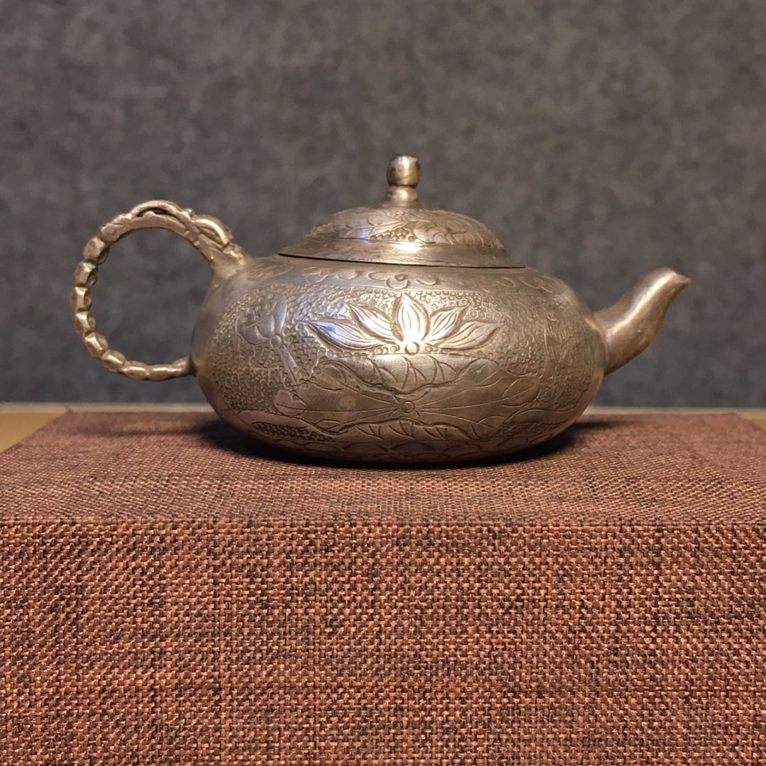 A fine sterling silver water bowl: Exquisite sterling silver water bowl Size:D:8cm Calibre:2.5cm H:4cm W:25g (The Dimensions Of All Batches Are Manually Measured.If You Need More Detailed Information, Please Contact Our Customer Servic