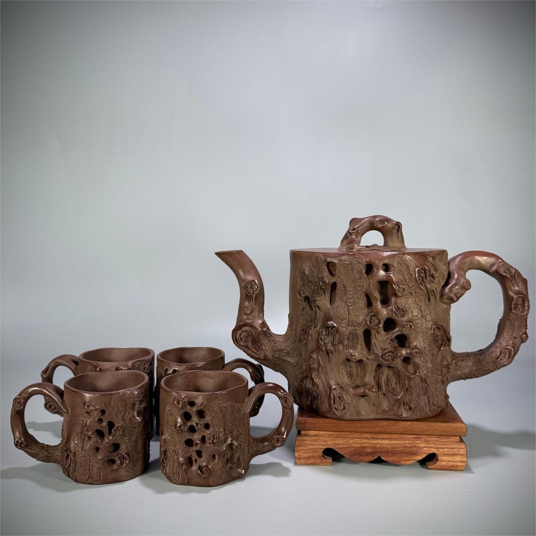 A beautiful fully handmade openwork loose stake set pot: Exquisite fully handmade openwork loose pile set pot Kettle Size:24.4×11.9×14.5cm Kettle W:1005g Glass Size:9.5×6.5×6.5cm Glass W:159g (The Dimensions Of All Batches Are Manually Measured.If You N