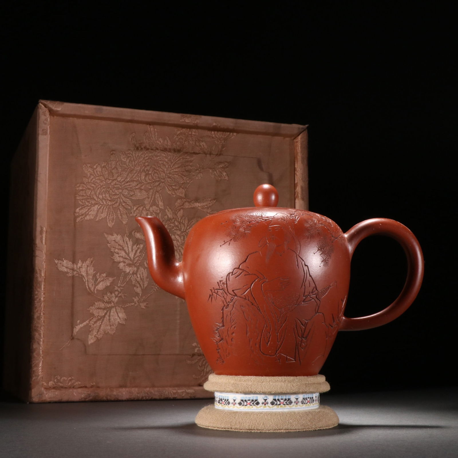 A poetry pot carved with character poetry in the original mine purple sand of the iron painting: During the Republic of China, the original ore purple sand carved character poetry pot of the iron painting pavilion Size:H:11.5cm W:17.5cm (The Dimensions Of All Batches Are Manually Measured.If You