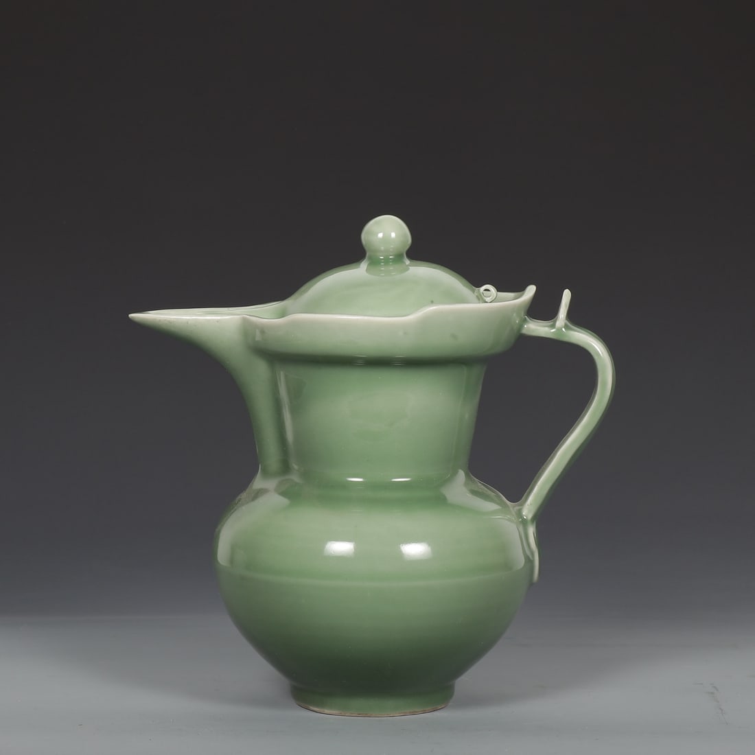 A green glazed monk's hat pot made in the Xuande era of the Ming Dynasty (1 of 9)