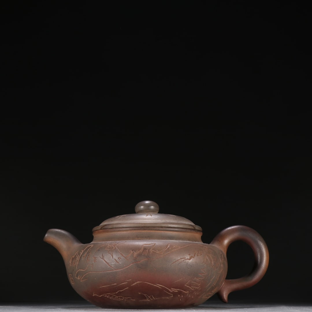 An antique pot by Gu Jingzhou (1 of 9)