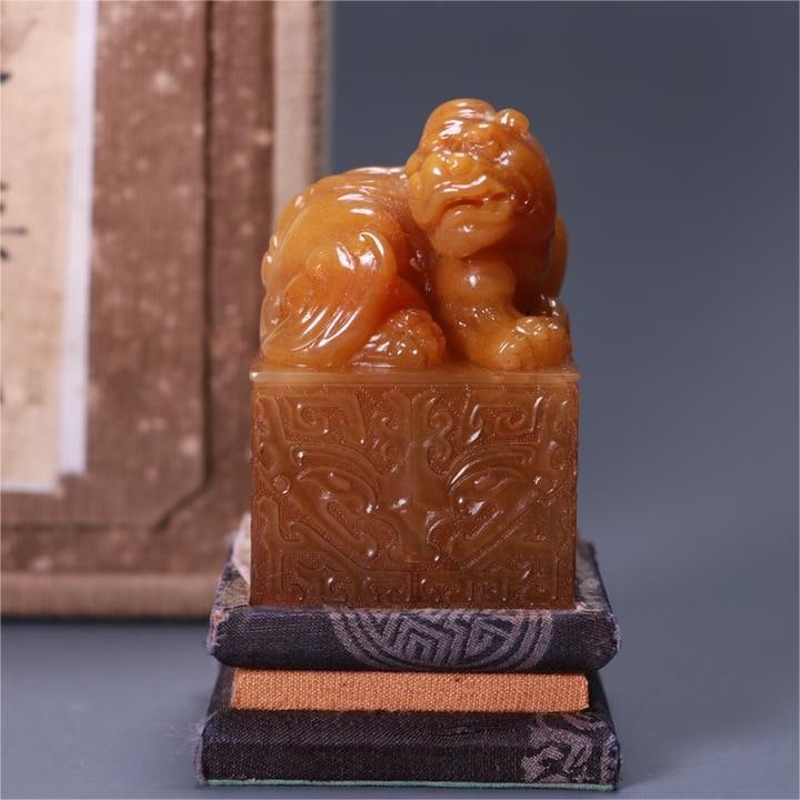 A beautiful Shoushan stone gluttonous pattern auspicious beast button seal (1 of 9)