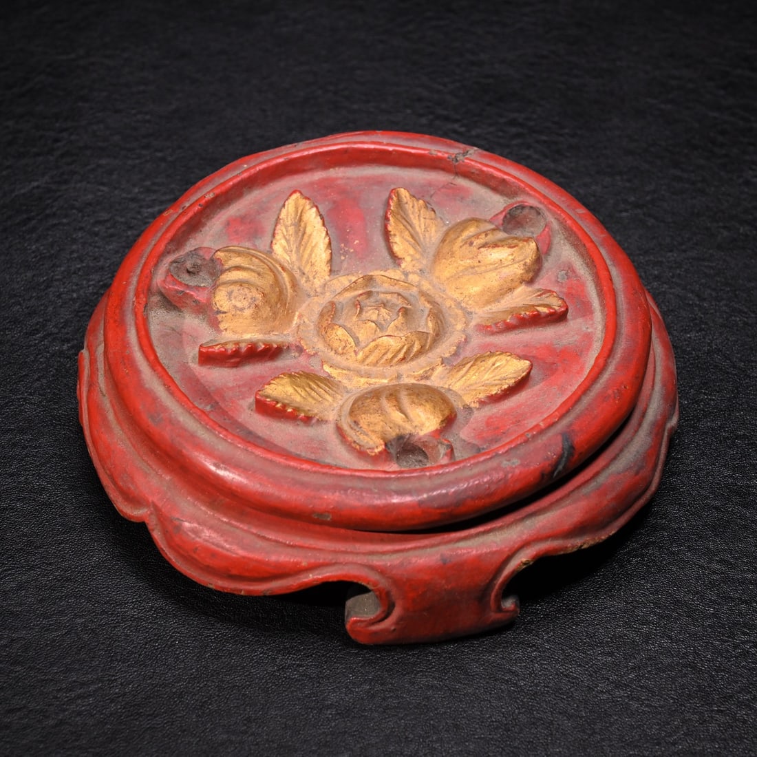 A gold lacquered base of the Qing Dynasty (1 of 9)