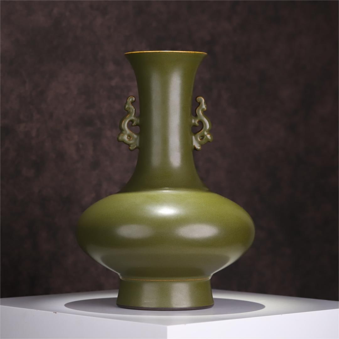 A tea powder glazed amphora made in the Qianlong period of the Qing Dynasty (1 of 10)