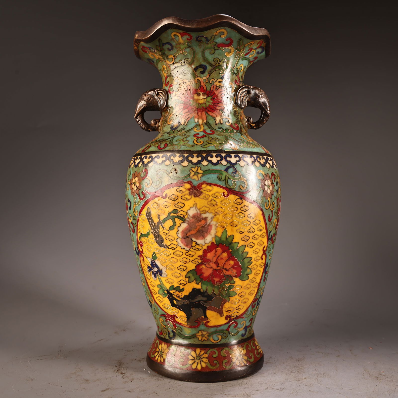 A fine pure copper all-copper high relief engraved cloisonn é cloisonn é enamel vase (1 of 11)