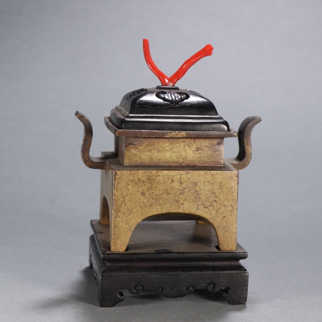 A copper tire made in the Xuande era of the Ming Dynasty with a crown ear and a square aroma burner (1 of 9)