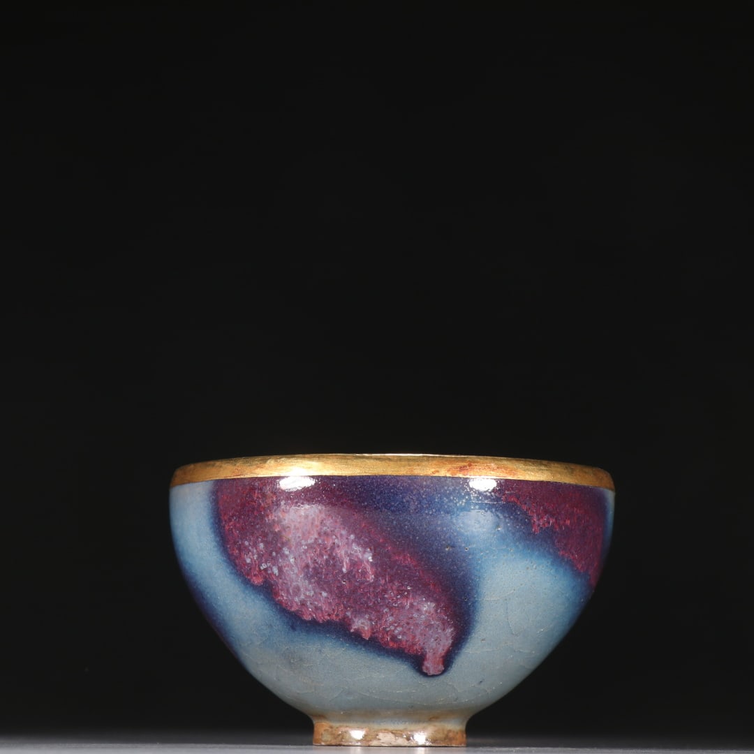 A gold-wrapped cup from the Jun kiln in the Song Dynasty (1 of 9)