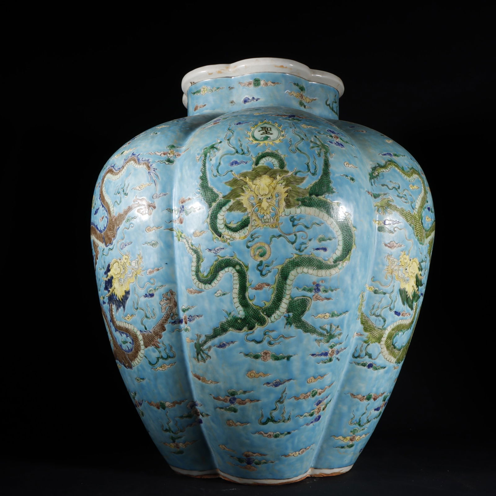 A colorful dragon-patterned melon edge jar made in the Jiaqing year of the Ming Dynasty (1 of 10)