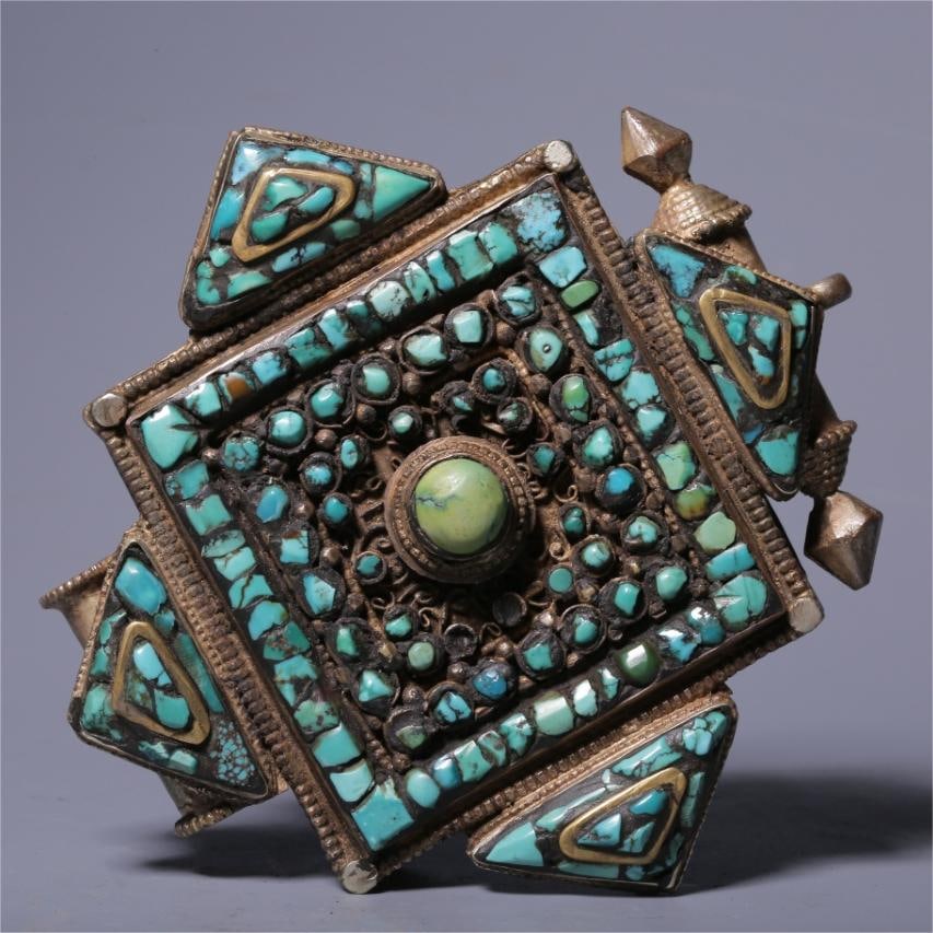 A silver-inlaid turquoise gawu box from the Qing Dynasty The back cover is copper: The back cover of the silver-inlaid turquoise Gawu box in the Qing Dynasty is copper Size:H:3.3cm L:10.5cm W:159g (The Dimensions Of All Batches Are Manually Measured.If You Need More Detailed Informa