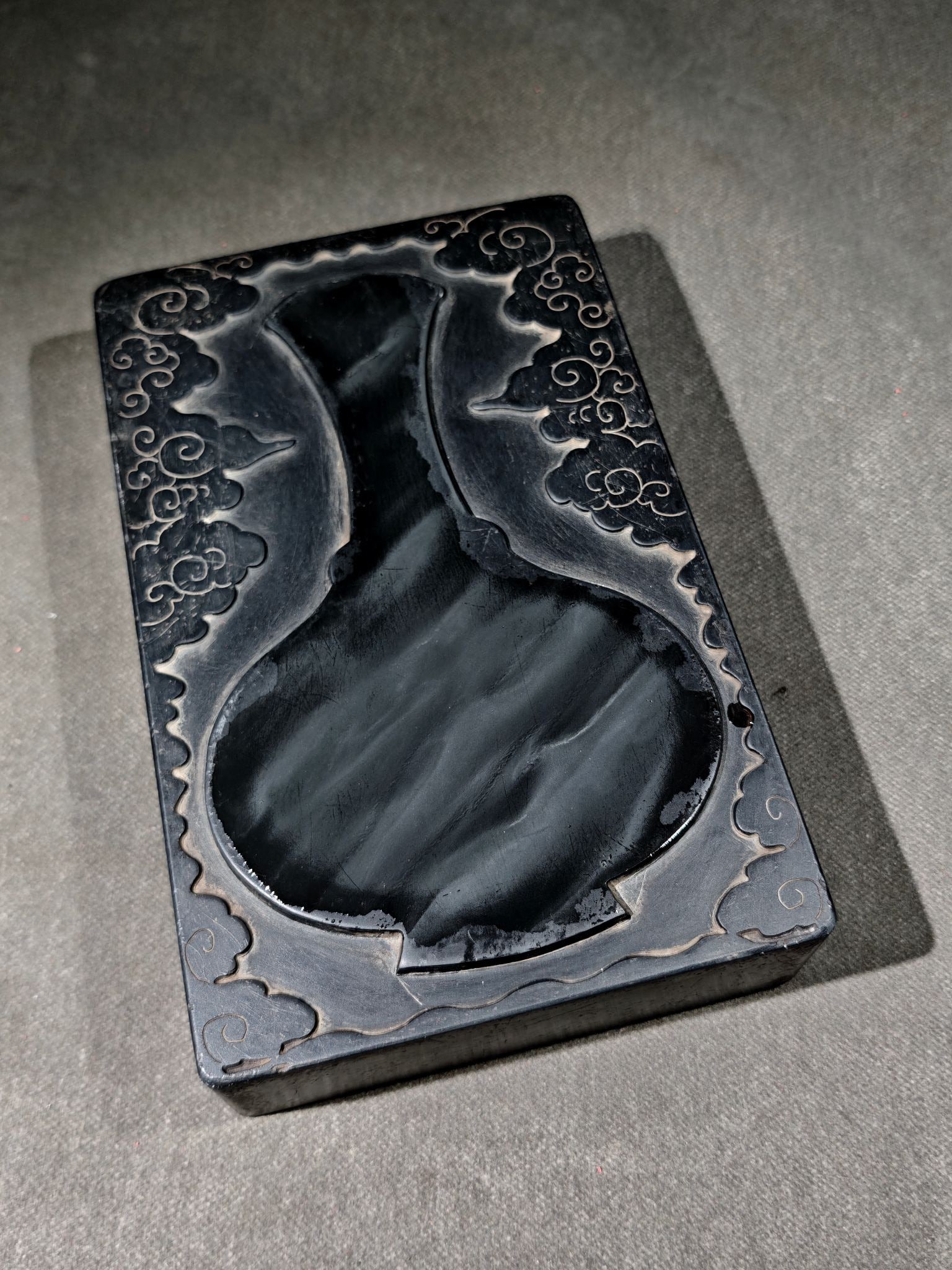 An Exquisite Auspicious Cloud Pattern with poem Inkstone: An Exquisite Auspicious Cloud Pattern with poem Inkstone Jiang ting xi Size:23cmx14.5cmx4.6cm (The Dimensions Of All Batches Are Manually Measured.If You Need More Detailed Information, Please Contact