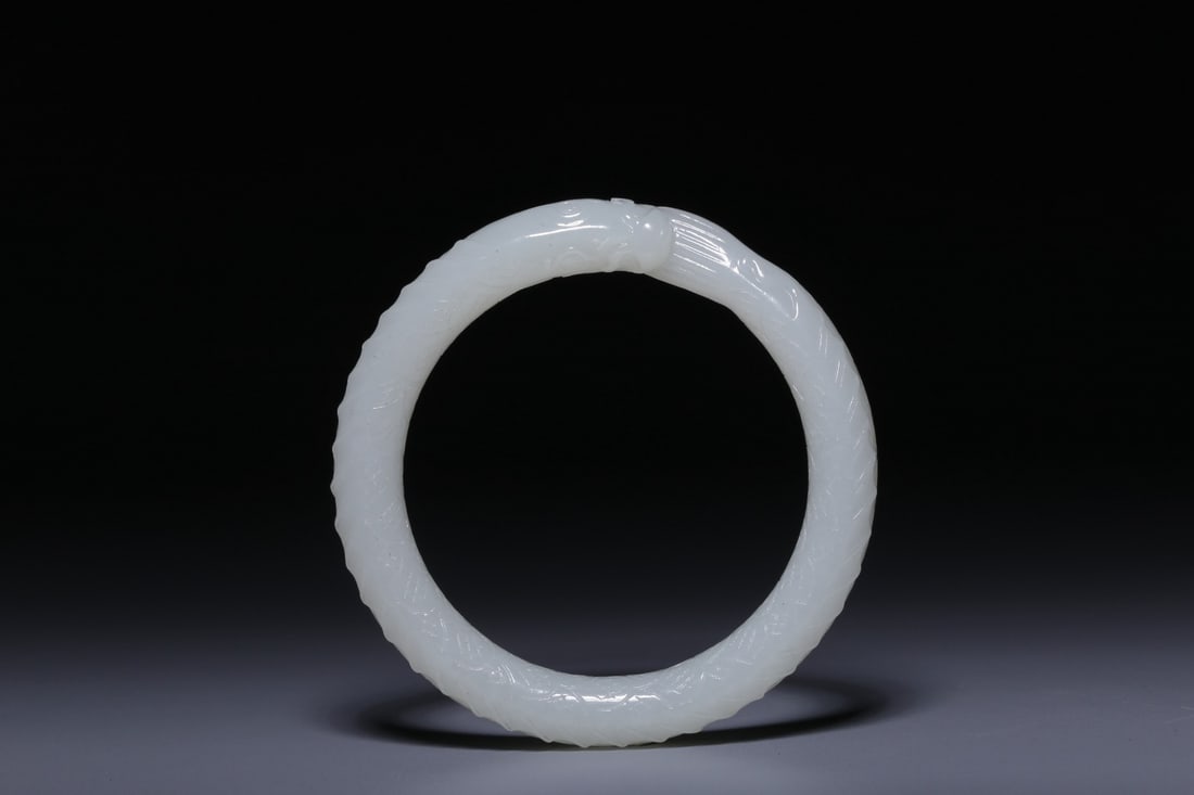 An Exquisite White Jade Dragon Pattern Bracelets: An Exquisite White Jade Dragon Pattern Bracelets Qing Dynasty, China Size:(inside diameter)6cm outside diameter Size:8cm Weight:56g (The Dimensions Of All Batches Are Manually Measured.If You Need Mor