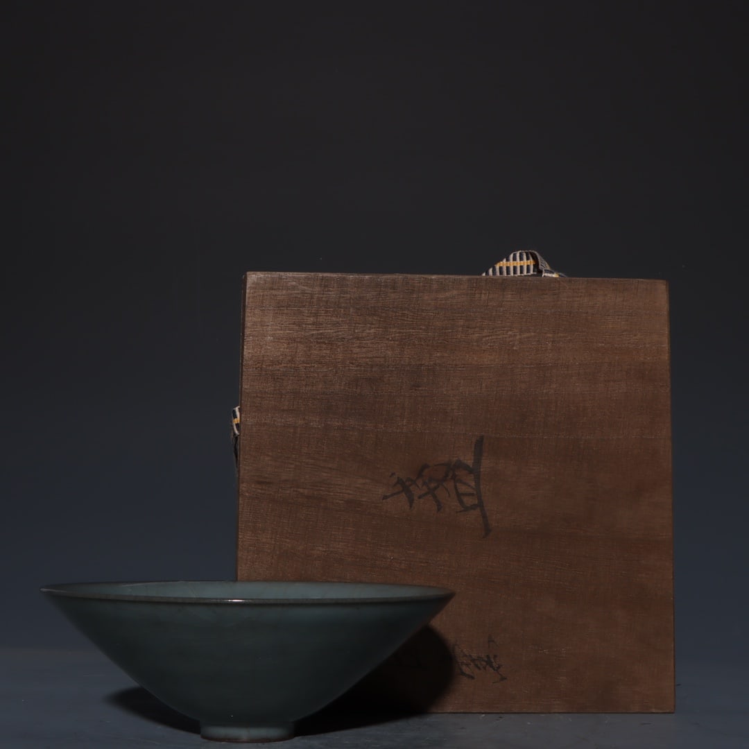 An Exquisite Guan yao Celadon Glazed Bowl (1 of 9)