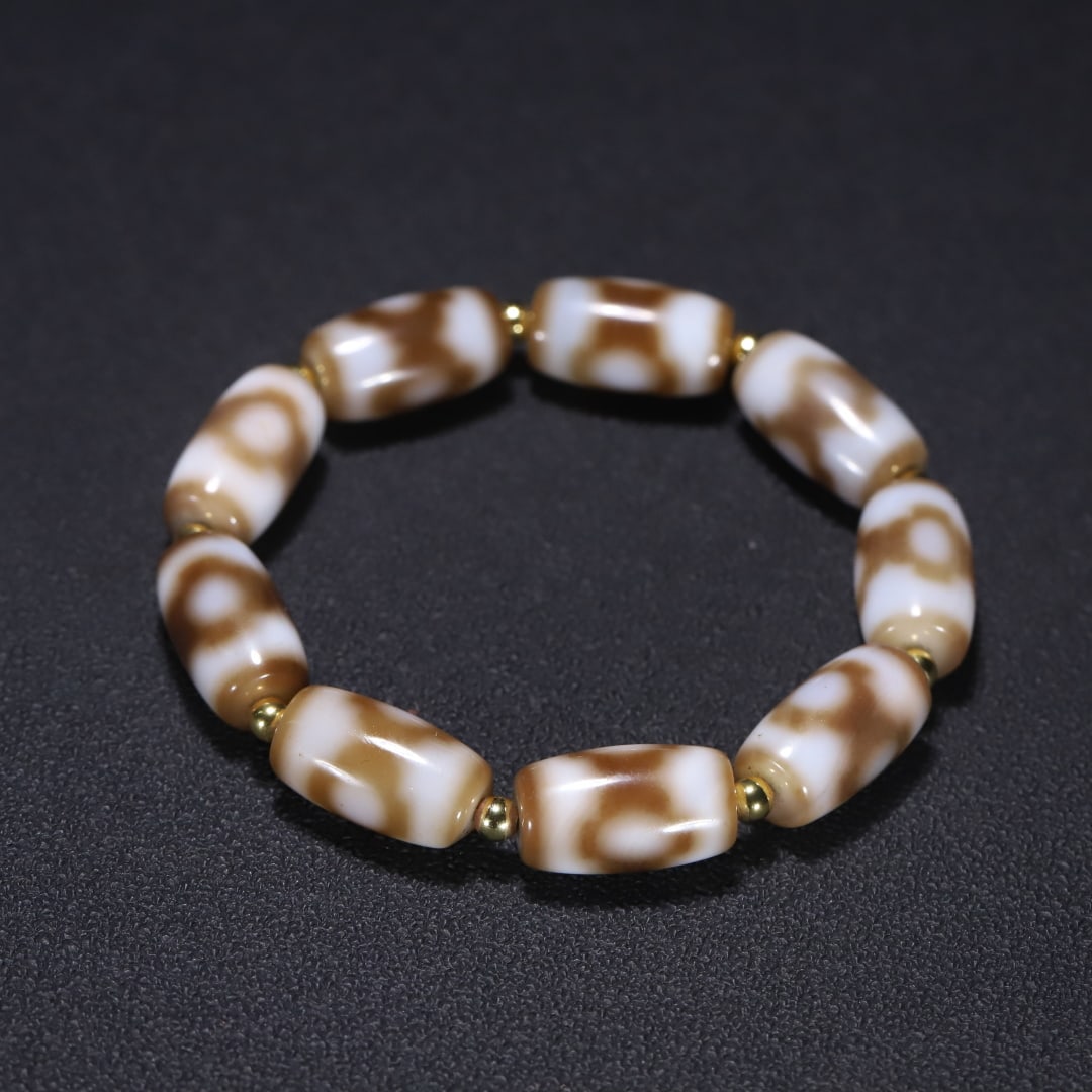 An Exquisite Dzi Bead Bracelets: An Exquisite Dzi Bead Bracelets Qing Dynasty, China Size:19cmx1.1cm Weight:32.9g (The Dimensions Of All Batches Are Manually Measured.If You Need More Detailed Information, Please Contact Our Customer