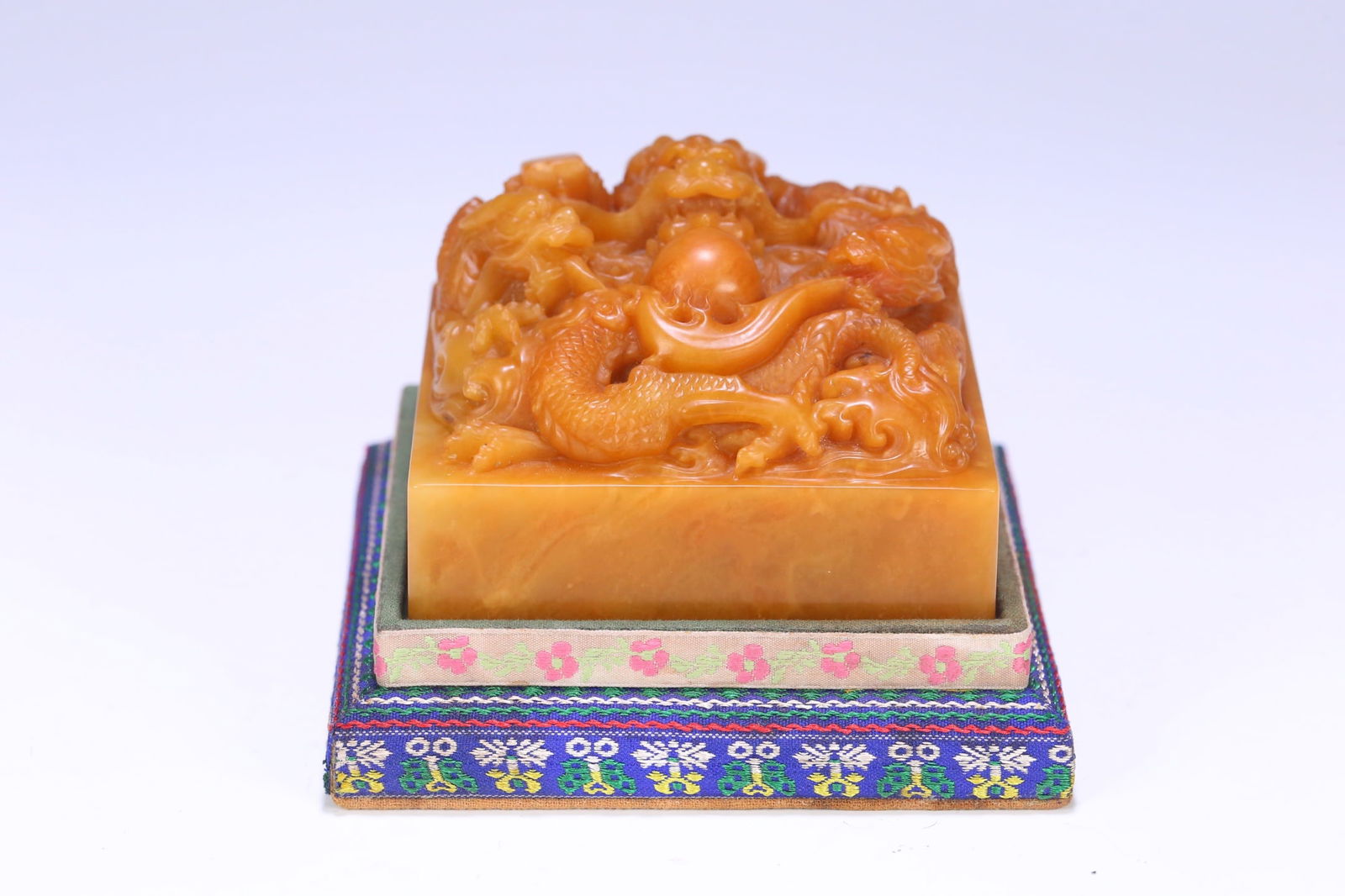 An Exquisite Shoushan Stone Dragon Pattern Seal: An Exquisite Shoushan Stone Dragon Pattern Seal Qing Dynasty, China Size:9.5cmx9.5cmx6.5cm Weight:1025.2g (The Dimensions Of All Batches Are Manually Measured.If You Need More Detailed Information, Pl