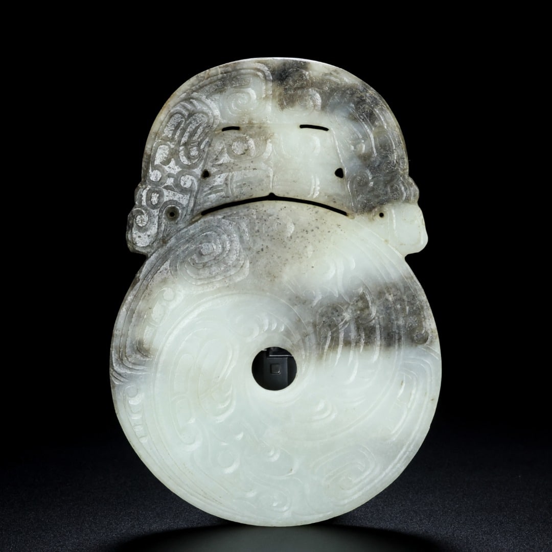 An Exquisite White Jade Dragon Pattern Ornament (1 of 10)