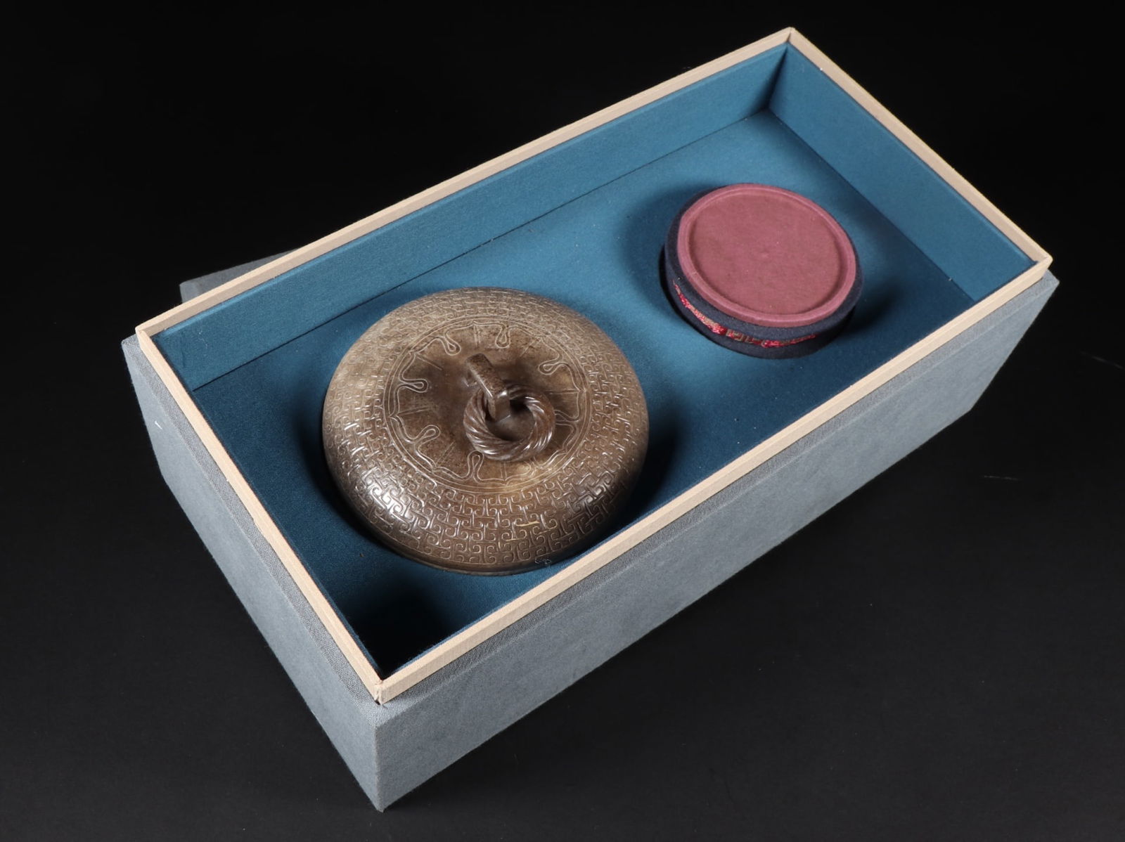 An Exquisite White Jade Box: An Exquisite White Jade Box Han Dynasty, China Size:11.1cmx7.3cm Weight:306g (The Dimensions Of All Batches Are Manually Measured.If You Need More Detailed Information, Please Contact Our Customer Ser