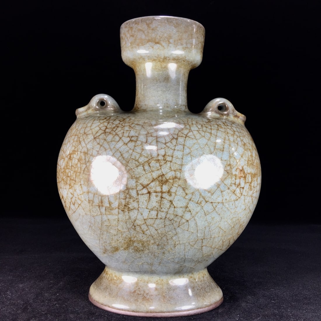 An Exquisite Guan yao Double-Ears Vase: An Exquisite Guan yao Double-Ears Vase Song Dynasty, China Size:16cmx22cm (The Dimensions Of All Batches Are Manually Measured.If You Need More Detailed Information, Please Contact Our Customer Servic