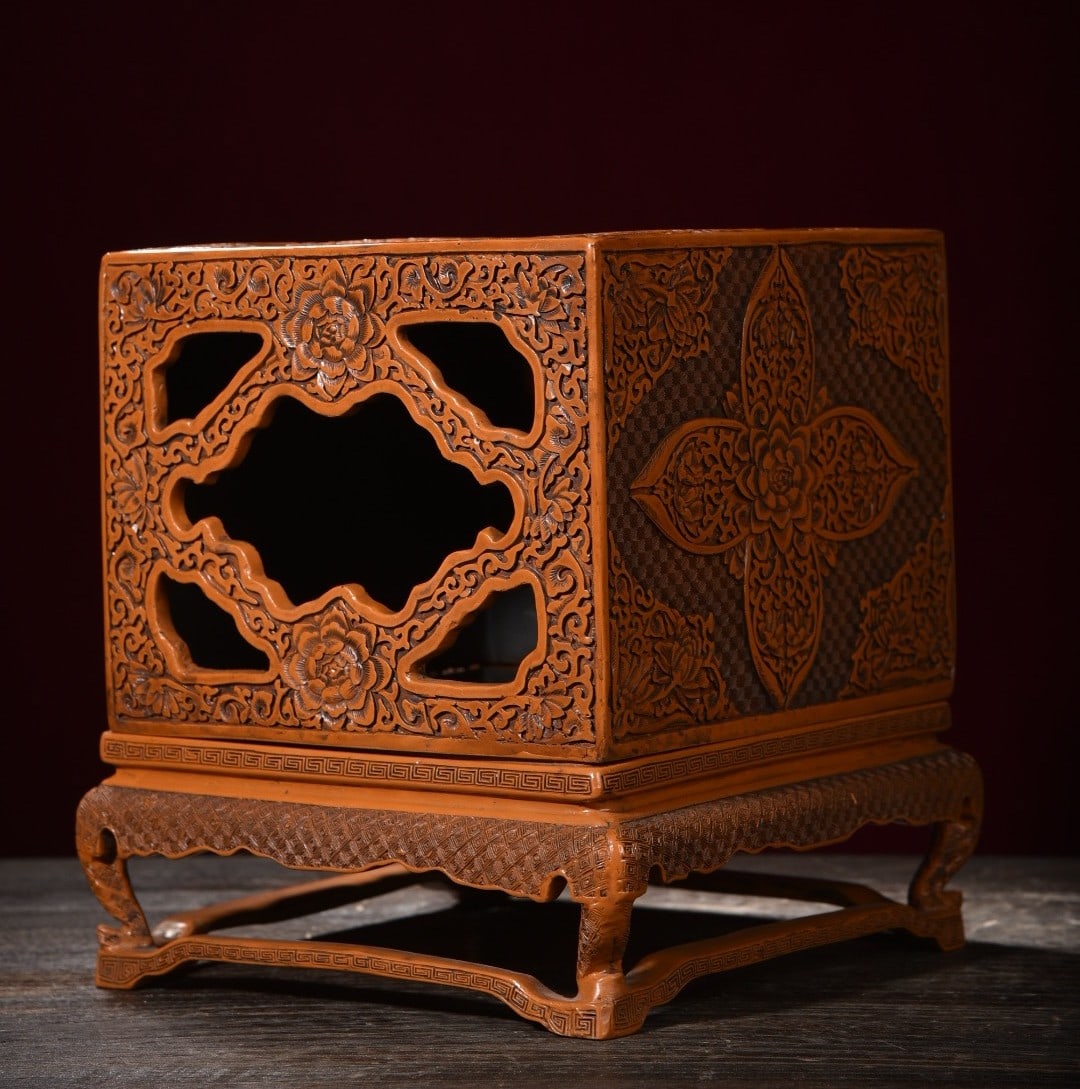 An Exquisite Carved Red Lacquer Flower Pattern Phoenix Pattern Box (1 of 9)